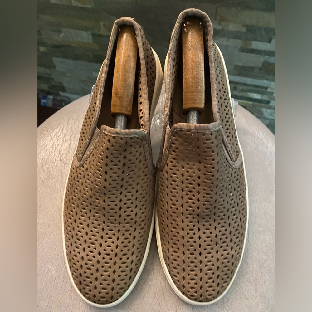 (EUC) SOFFT LIGHTWEIGHT PERFORATED SLIPON SNEAKERS W 9.5 (EXCELLENT CONDITION)